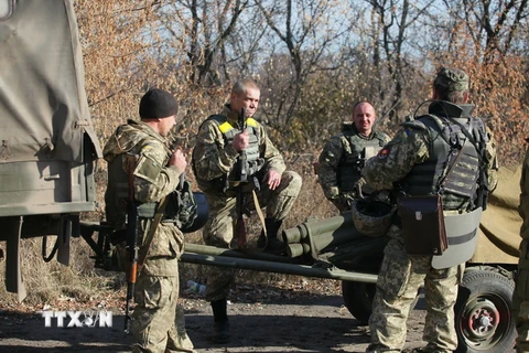 Binh sỹ Ukraine chuyên súng cối tự động "Vasilyok" 85mm rời làng Peski ngày 7/11. (AFP/ TTXVN)