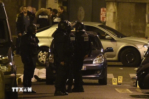 Cảnh sát đặc nhiệm Pháp làm nhiệm vụ tại hiện trường một vụ tấn công khủng bố ở Bichat, trung tâm Paris ngày 13/11. (Ảnh: AFP/ TTXVN)