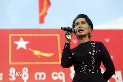 Chủ tịch Đảng NLD Aung San Suu Kyi phát biểu trong cuộc mít tinh tại Yangon ngày 1/11. (Ảnh: THX/TTXVN)