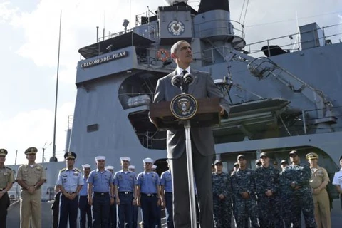 Tổng thống Mỹ Barack Obama chuyến thăm soái hạm BRP Gregorio del Pilar của Hải quân Philippines. (Ảnh: AP)