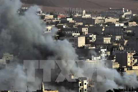 Khói bốc lên sau cuộc không kích của liên quân do Mỹ dẫn đầu vào các mục tiêu của IS. (Ảnh: AFP/TTXVN)
