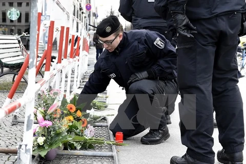 Tưởng niệm các nạn nhân loạt vụ khủng bố đẫm máu ở Paris, bên ngoài Đại sứ quán Pháp ở Berlin (Đức) ngày 14/11. (Nguồn: AFP/TTXVN)