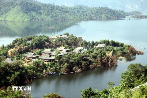 Làng cá ven hồ của đồng bào Thái ở xã Pa Ma - Pha Khinh, huyện Quỳnh Nha, mới hình thành sau khi hồ thủy điện Sơn La tích nước từ tháng 8/2010. (Ảnh: Điêu Chính Tới/TTXVN)