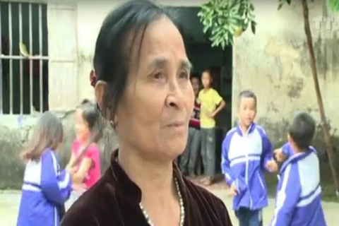 [Video] Lớp học miễn phí cho trẻ em nghèo của bà giáo làng 