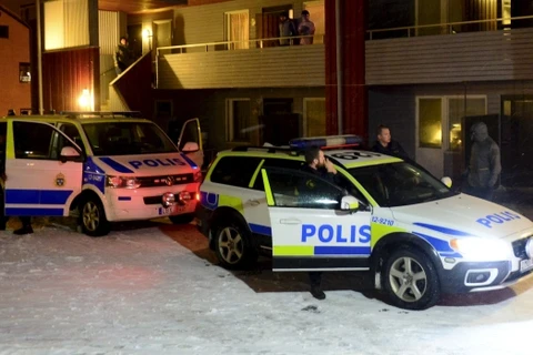 Cảnh sát Thụy Điển bắt giữ kẻ tình nghi. (Ảnh: Reuters)
