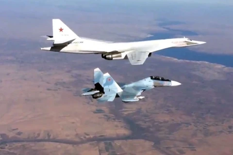[Video] Su-30SM hộ tống Tu-160 phóng tên lửa hành trình diệt IS