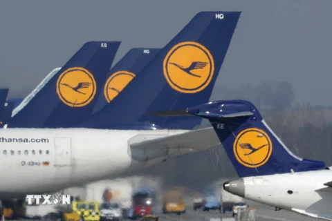  Máy bay của Hãng hàng không Lufthansa tại sân bay ở Munich. (Ảnh: AFP/TTXVN)