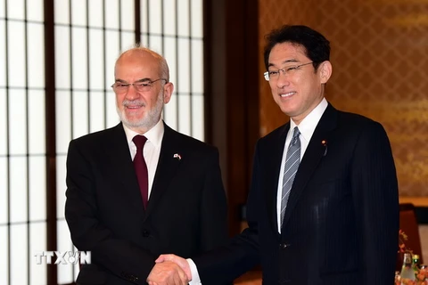 Ngoại trưởng Nhật Bản Fumio Kishida (phải) có cuộc gặp với Ngoại trưởng Iraq Ibrahim Al-Jafaari (trái) đang trong chuyến thăm Tokyo. (Nguồn: AFP/TTXVN)