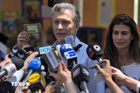 Ông Mauricio Macri trả lời báo giới sau cuộc bầu cử ở Buenos Aires ngày 22/11. (Ảnh: AFP/TTXVN)