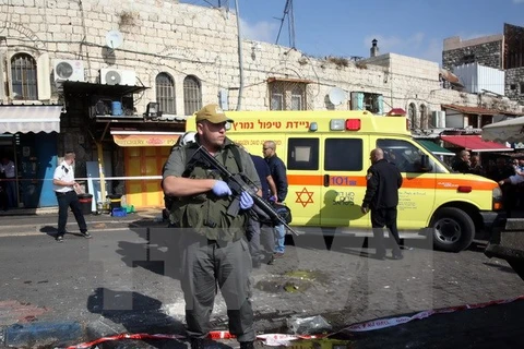 Lực lượng an ninh Israel làm nhiệm vụ tại hiện trường vụ tấn công ở Damascus ngày 10/11. (Nguồn: AFP/TTXVN)
