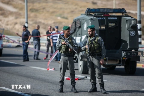 Binh sỹ Israel tại hiện trường một vụ tấn công của lái xe Palestine nhằm vào người đi đường Israel ngày 22/11. (Ảnh: AFP/TTXVN)