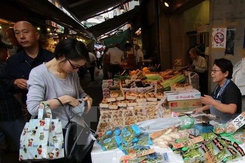 Người dân Nhật Bản mua sắm tại thủ đô Tokyo. (Nguồn: AFP/TTXVN)