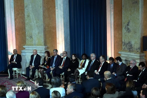 Tân Thủ tướng Antonio Costa và các Bộ trưởng tại lễ tuyên thệ nhậm chức ở Lisbon. (Ảnh: THX/TTXVN)