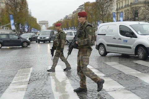 Cảnh sát Pháp tuần tra trên đại lộ Champs-Elysees ở Paris ngày 16/11. (Nguồn: AFP/TTXVN)