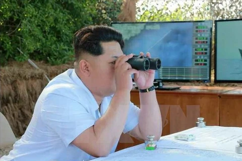 Nhà lãnh đạo Triều Tiên Kim Jong-un theo dõi một cuộc tập trận. (Nguồn: Yonhap/TTXVN) 