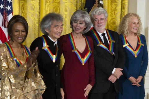 Từ trái qua lần lượt là diễn viên Cicely Tyson, nhạc trưởng Seiji Ozawa, ca sỹ Rita Moreno, nhà làm phim George Lucas và ​ca sỹ kiêm nhạc sỹ Carole King. (Ảnh: Getty Images)