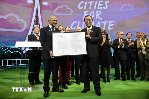 Tổng thư ký Liên hợp quốc Ban Ki-moon (phải), Ngoại trưởng Pháp Laurent Fabius (trái) tại một hội nghị của COP 21 ở Paris ngày 4/12. (AFP/ TTXVN)