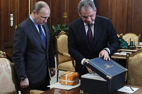 Tổng thống Nga Vladimir Putin và Bộ trưởng Quốc phòng Sergei Shoigu xem xét hộp đen của chiếc máy bay Su-24 bị bắn rơi. (Nguồn: Sputnik)