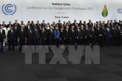 Các nhà lãnh đạo chụp ảnh chung tại lễ khai mạc chính thức Hội nghị COP 21 ở Le Bourget, ngoại ô Paris ngày 30/11. (Nguồn: AFP/TTXVN)