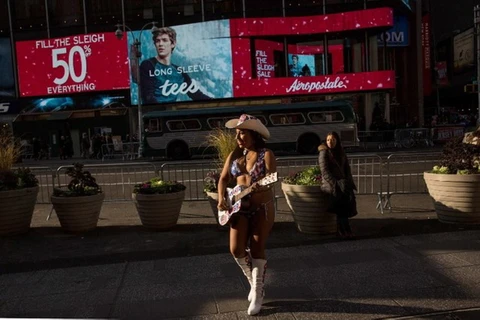 Một nghệ sỹ đường phố tại Quảng trường Thời đại biểu diễn trong trang phục bikini. (Ảnh: AFP/Getty Images)