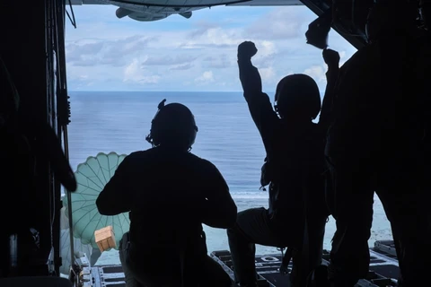 Không quân Nhật Bản thả quà cho người dân sống trên các đảo xa xôi ở Thái Bình Dương. (Ảnh: Reuters)