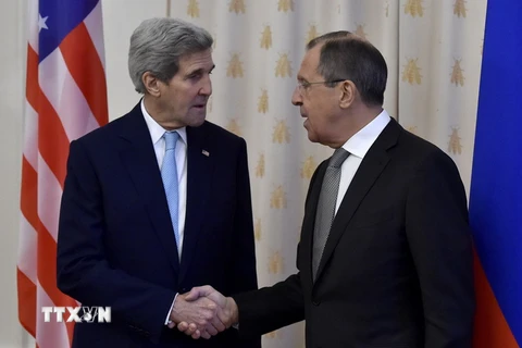 Ngoại trưởng Nga Sergei Lavrov (phải) hội đàm với Ngoại trưởng Mỹ John Kerry đang trong chuyến thăm Nga. (Ảnh: AFP/TTXVN)
