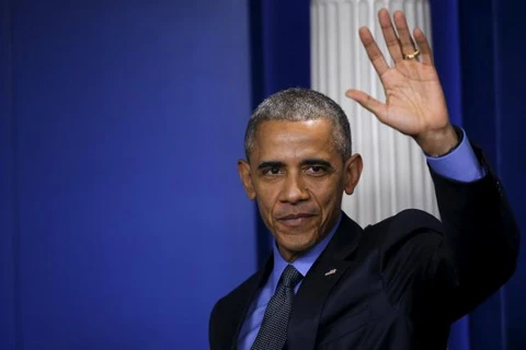 Tổng thống Obama chào tạm biệt khi rời phòng họp. (Ảnh: Reuters)