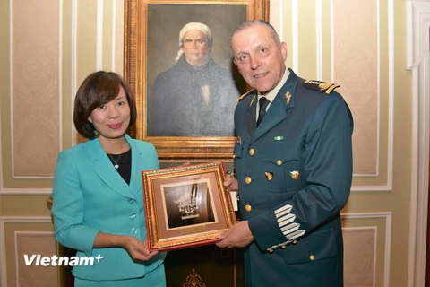 Đại sứ Việt Nam Lê Linh Lan trao quà lưu niệm cho Đại tướng Salvador Cienfuegos Zepeda. (Ảnh: Việt Hòa/Vietnam+)