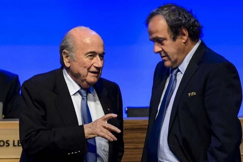 Blatter và Platini bị cấm tham gia hoạt động liên quan đến bóng đá. (Nguồn: AFP)
