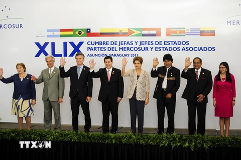 Lãnh đạo các nước thành viên MERCOSUR chụp ảnh chung tại hội nghị. (Ảnh: THX/TTXVN)