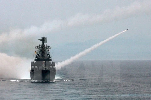 Khinh hạm Nga phóng tên lửa trong một cuộc diễn tập. (Ảnh: AFP/TTXVN)