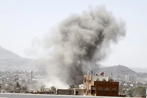 Khói bốc lên sau một cuộc không kích của liên quân ở thủ đô Sanaa, Yemen ngày 26/9 vừa qua. (Ảnh: Reuters/TTXVN)