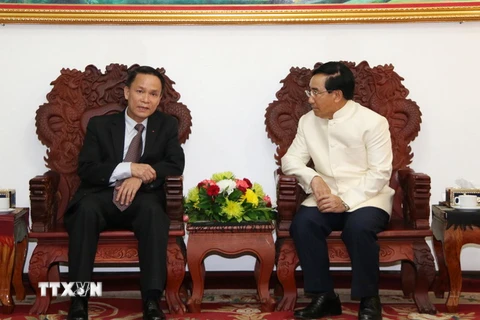  Tổng Giám đốc TTXVN Nguyễn Đức Lợi cùng Ủy viên Bộ Chính trị, Phó Thủ tướng Chính phủ Lào Phankham Viphavan. (Ảnh: Phạm Kiên/TTXVN)