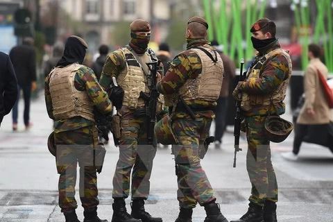 Binh sỹ Bỉ tuần tra trên các đường phố ở Brussels ngày 24/11. (Nguồn: AFP/TTXVN)