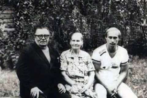 Putin cùng bố mẹ trước khi đi làm việc cho KGB ở Đông Đức vào năm 1985. (Nguồn: putin.kremlin.ru)