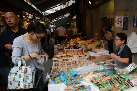 Người dân Nhật Bản mua sắm tại thủ đô Tokyo. (Nguồn: AFP/TTXVN)