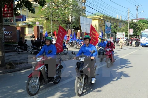 Các bạn đoàn viên thanh niên tham gia diễu hành trên các tuyến phố. (Ảnh: Lan An/TTXVN)