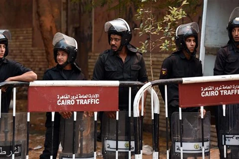 Lực lượng an ninh đứng gác trên đường phố Cairo ngày 31/12 vừa qua. (Ảnh: AFP)