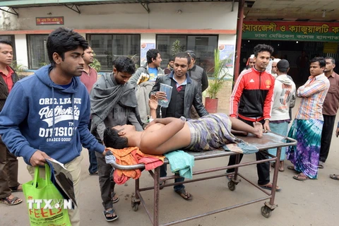 Chuyển nạn nhân bị thương trong trận động đất tới bệnh viện ở Dhaka. (Ảnh: THX/TTXVN)