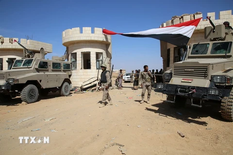 Binh sỹ Yemen làm nhiệm vụ tại khu vực Sirwah, phía tây thành phố Marib, Yemen ngày 18/12/2015. (Ảnh: AFP/TTXVN)