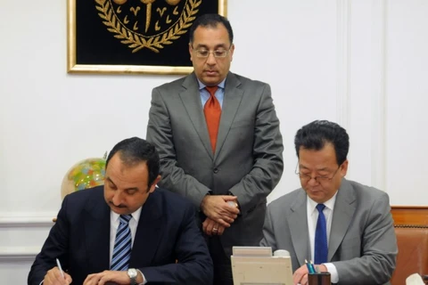 Đại diện Trung Quốc và Ai Cập ký biên bản ghi nhớ. (Ảnh: dailynewsegypt.com)