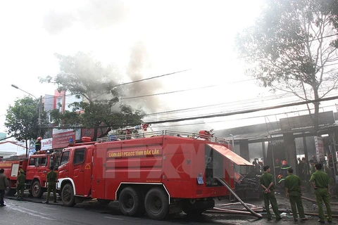 Xe phun nước và lực lượng cảnh sát phòng cháy chữa cháy tỉnh Đắk Lắk có mặt tại hiện trường triển khai công tác chữa cháy. (Ảnh: Phạm Cường/TTXVN)