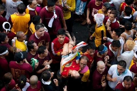 Hai người chết và hàng trăm người bị thương sau khi đám đông cố chen lấn để tới gần tượng Chúa Jesus. (Ảnh: AFP)
