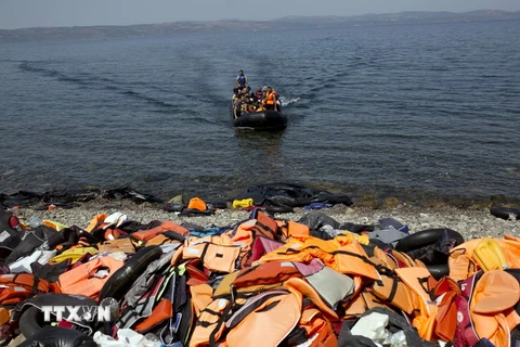  Người tị nạn tới đảo Lesbos của Hy Lạp sau hành trình vượt biển Aegean từ Thổ Nhĩ Kỳ ngày 10/9/2015. (Ảnh: AFP/TTXVN)