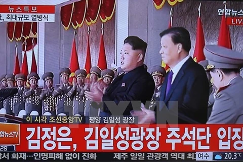 Ủy viên thường vụ Bộ Chính trị Đảng Cộng sản Trung Quốc Lưu Vân Sơn đã thường xuyên trò chuyện với ông Kim Jong-un trong suốt lễ duyệt binh kỷ niệm 70 năm ngày thành lập Đảng Lao động Triều Tiên. (Nguồn: Yonhap/TTXVN)