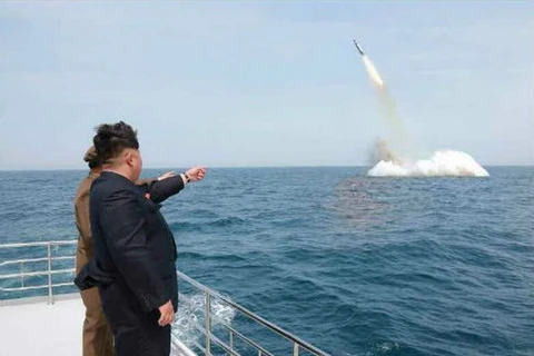 Nhà lãnh đạo Triều Tiên Kim Jong-un theo dõi một vụ thử thử tên lửa. (Nguồn: KCNA)