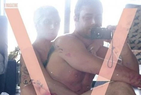 Lady Gaga gây sốc khoe ảnh selfie khỏa thân cùng người tình
