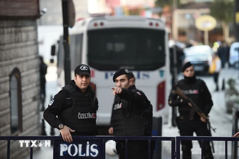 Cảnh sát Thổ Nhĩ Kỳ phong tỏa hiện trường vụ nổ bom tại Istanbul. (Ảnh: AFP/TTXVN)