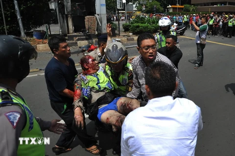 Một cảnh sát bị thương trong vụ nổ ở Jakarta. (Ảnh: AFP/TTXVN) 