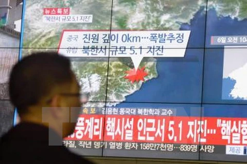 Người dân Hàn Quốc theo dõi bản tin về những rung chấn của động đất gần bãi thử hạt nhân Punggye-ri của Triều Tiên được phát qua truyền hình tại Seoul ngày 6/16. (Nguồn: Kyodo/TTXVN) 